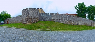 Крепостные стены Шеки Сити