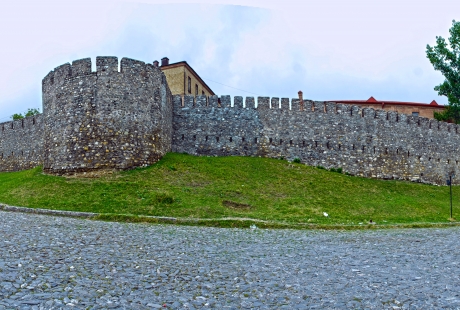 Крепостные стены Шеки Сити